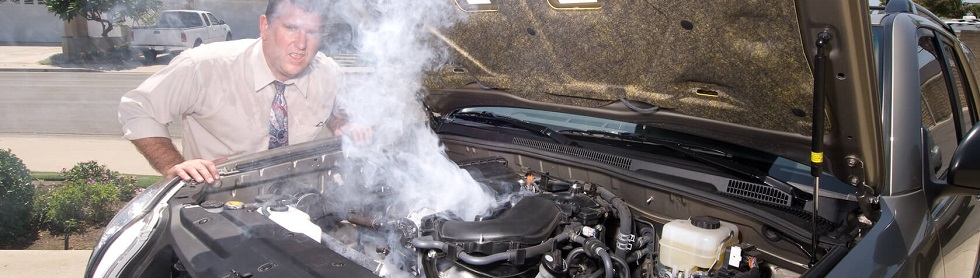 Photographie repr&eacute;sentant un homme &agrave; c&ocirc;t&eacute; du moteur en surchauffe de sa voiture